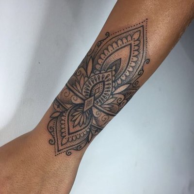  Tatouage mandala sur l'avant bras